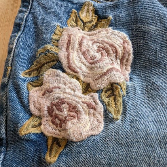LiquidX Size 9 Blue jeans with Embroidered Rose and distressed 28 inch inseam - Picture 4 of 11